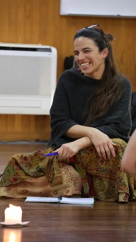 Inês Moreira, sentada no chão da sala, a sorrir