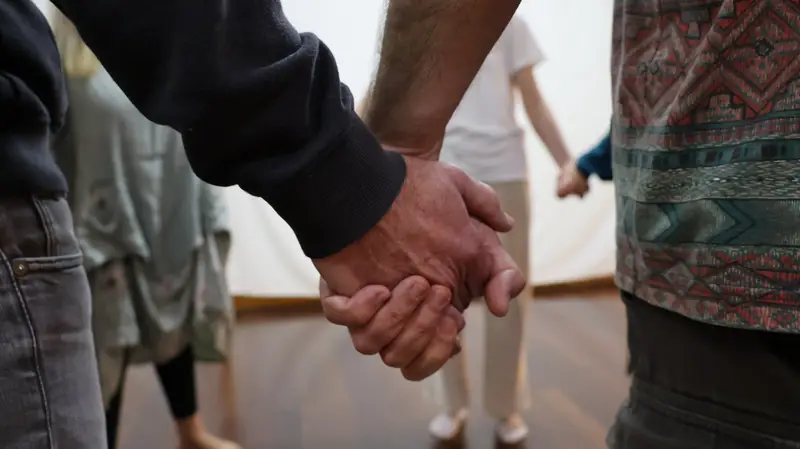 Mãos dadas numa roda de Biodanza
